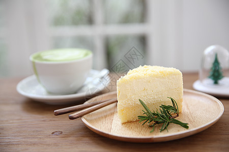木本底的芝士蛋糕日本式蛋糕盘子绿茶馅饼甜点面包奶油白色美食糕点图片