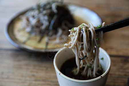 以木头背景 日本食物为食餐厅烹饪美食盘子筷子煮沸午餐面条竹子文化图片