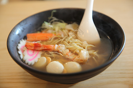 拉面海鲜 日食面条美食辣椒午餐红色食物蔬菜绿色盘子白色图片