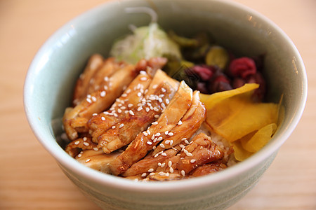 大米日本菜鸡薯条翅膀烧烤午餐沙拉白色炙烤沙爹食物餐厅美食图片