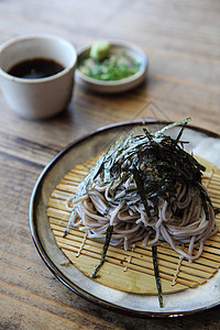 以木头背景 日本食物为食盘子文化骨头竹子煮沸烹饪筷子面条午餐餐厅图片