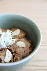 猪肉和日本大米饭蔬菜盖饭营养午餐食物烹饪盘子茶树白色健康图片