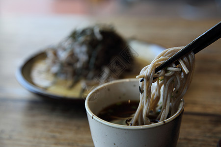 以木头背景 日本食物为食煮沸文化骨头午餐餐厅筷子面条竹子美食烹饪图片