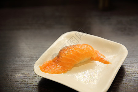 在日本寿司餐厅吃沙门寿司盘子文化木头筷子美味午餐海藻美食饮食小吃图片
