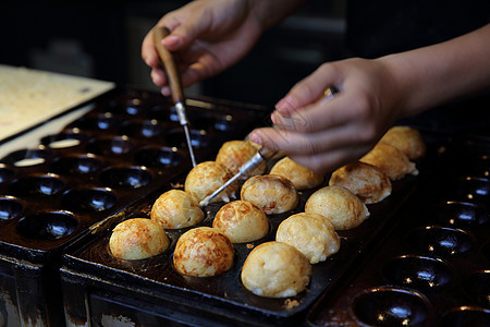 烹饪塔科亚基日本食品的过程小吃饺子章鱼薄片海鲜美食食物盘子油炸面粉图片