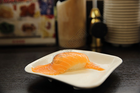 在日本寿司餐厅吃沙门寿司饮食用餐美味小吃午餐盘子美食木头筷子鱼片图片