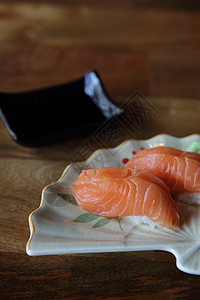 木本沙门寿司用餐木头海鲜海藻寿司食物美味午餐筷子美食图片