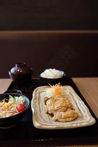 配有大米的田地鸡鸡盘子油炸木头芝麻蜂蜜午餐白色沙拉大豆棕色图片