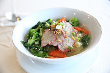 面条和倾弃红猪肉水饺饺子餐厅白色食物午餐黄色绿色美食蔬菜图片