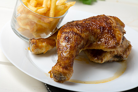鸡翅薯条烤鸡大腿和薯条家禽白色火鸡营养水平晚餐筹码烹饪炙烤盘子背景