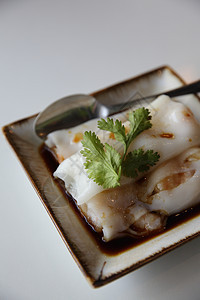 中国虾春卷 白底孤立的中国虾食物白色健康烹饪营养面条海鲜沙拉蔬菜盘子图片