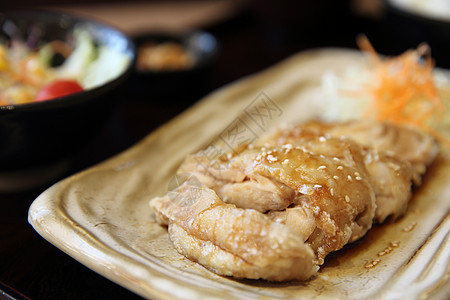 配有大米的田地鸡鸡油炸木头白色沙拉芝麻食物棕色大豆烹饪午餐图片