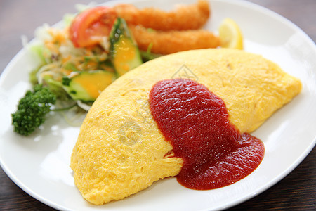 配有炒米饭和日本日食虾料烹饪沙拉洋葱食物绿色盘子油炸蔬菜美食咖啡店图片