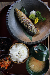 含大米的竹瓜和日式日本菜鱼片香菜海鲜饮食食物午餐熏制盘子蔬菜土豆图片