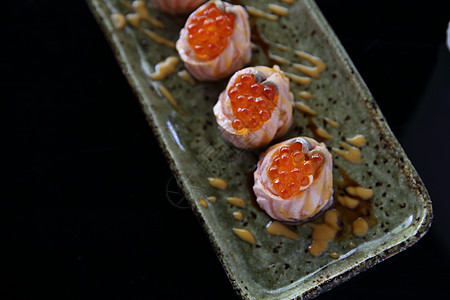 沙门寿司球和鲑鱼鱼子酱海鲜筷子美味文化食物鱼片寿司黑色海藻白色图片