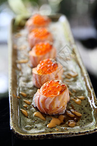 沙门寿司球和鲑鱼鱼子酱食物美食海鲜黑色美味寿司鱼片筷子白色文化图片