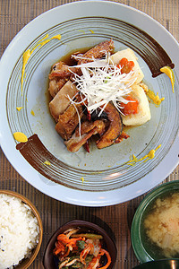 配有大米的田地鸡鸡午餐蔬菜烹饪沙拉油炸食物白色橙子蜂蜜芝麻图片