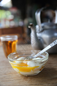 当地泰国早上食用热茶 软煮鸡蛋桌子咖啡白色木头咖啡店黄油棕色杯子油炸早餐图片