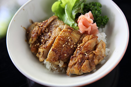 配有大米的田地鸡鸡午餐烹饪芝麻蜂蜜白色美食蔬菜沙拉油炸食物图片