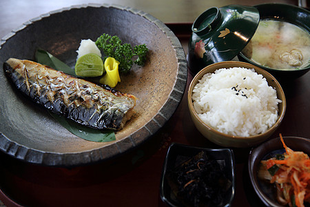 含大米的竹瓜和日式日本菜熏制午餐香菜盘子饮食木头土豆鱼片食物蔬菜图片