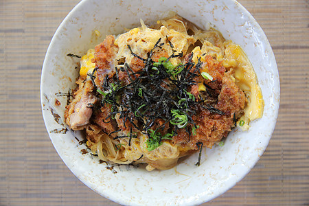 日本深油炸猪肉和鸡蛋炒饭 胜登在木柴上木头午餐黑色食物盖饭蔬菜教师面包屑盘子大学图片