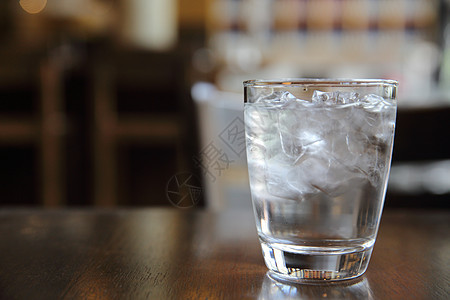 餐厅的水杯白色液体反射口渴杯子水晶酒吧饮料食物图片