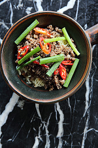 炒猪肉和面条香菜油炸肉丸洋葱筷子胡椒白色蔬菜美食午餐图片