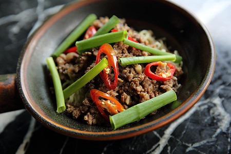 炒猪肉和面条油炸白色筷子食物午餐肉丸辣椒洋葱香菜蔬菜图片