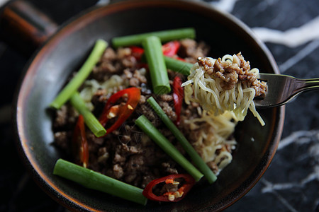 炒猪肉和面条洋葱白色午餐肉丸食物胡椒美食筷子蔬菜香菜图片