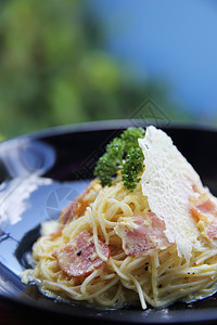 配培根和奶酪的碳酸意面熏肉午餐面条奶油盘子白色猪肉餐厅美食烹饪图片