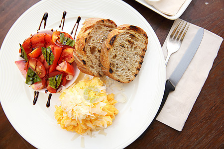 带有面包的煎蛋卷木头早餐香肠猪肉熏肉食物火腿午餐美食盘子图片