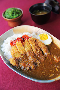 咖喱饭素材炒猪肉咖喱饭美食午餐盘子食物海鲜沙拉腰部黄瓜油炸木头背景