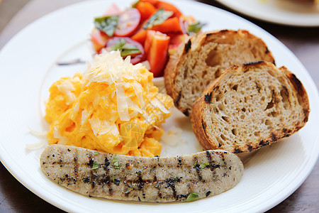 带有面包的煎蛋卷熏肉火腿油炸蔬菜木头美食香肠食物午餐猪肉图片