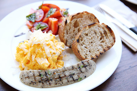 带有面包的煎蛋卷木头美食盘子火腿食物油炸沙拉早餐猪肉熏肉图片