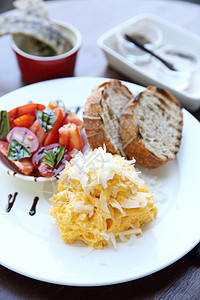 带有面包的煎蛋卷香肠木头猪肉草本植物油炸美食熏肉午餐沙拉火腿图片