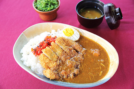 咖喱饭素材炒猪肉咖喱饭海鲜盘子腰部烹饪午餐美食油炸木头黄瓜沙拉背景