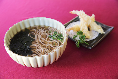 面条和炸虾食物大豆筷子宏观美食烹饪午餐油炸饮食托盘图片