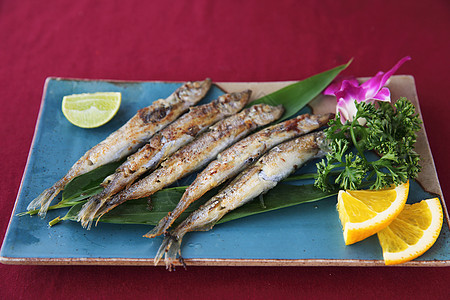 Shishamo 烧烤炉油炸小吃美食海鲜冶炼文化宏观盘子叶子白色图片
