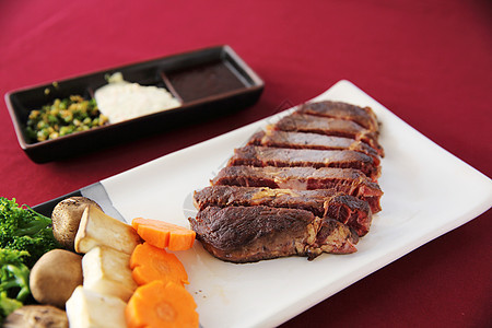 牛肉牛排胡椒木头迷迭香鱼片牛肉奶牛草药烧烤蔬菜食物图片