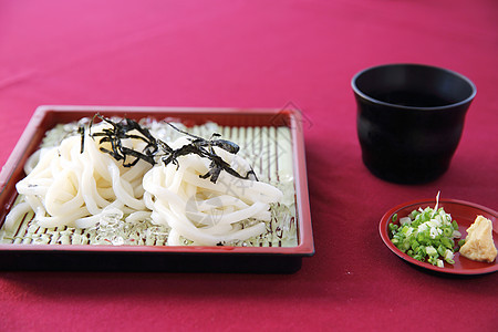 面条和炸虾大豆饮食食物筷子竹子托盘宏观美食油炸面粉图片