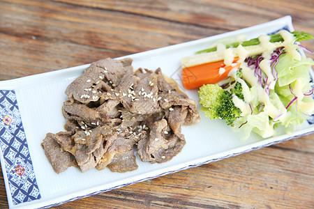 日食姜炒牛肉油炸黄瓜食物炙烤牛肉菜单白色盘子大豆午餐背景图片