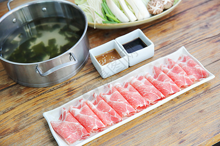 牛肉shabu shabu牛肉烹饪美食蔬菜餐厅食物白色用餐盘子红色图片