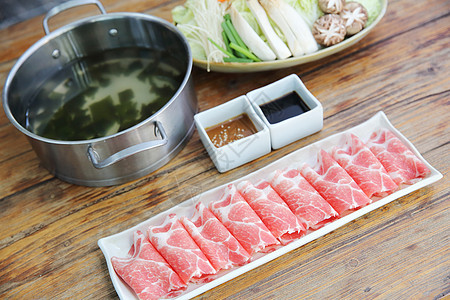 牛肉shabu shabu盘子白色蔬菜猪肉食物牛肉美食烹饪用餐红色图片