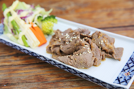 日食姜炒牛肉餐厅油炸午餐菜单盘子炙烤白色蔬菜食物牛肉背景图片