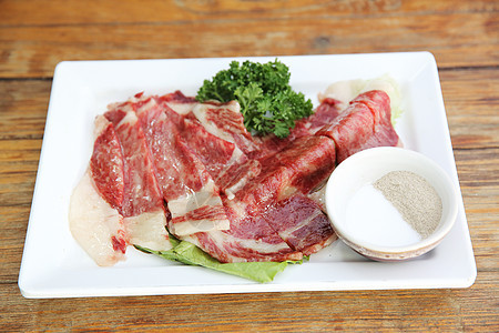 牛肉切片盘子用餐美食食物蔬菜烹饪香料动物木头牛扒图片