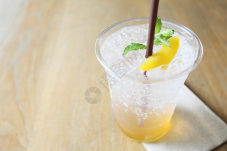 桃汽水饮料橙子水果酒精杯子热带酒吧液体柠檬迷迭香图片