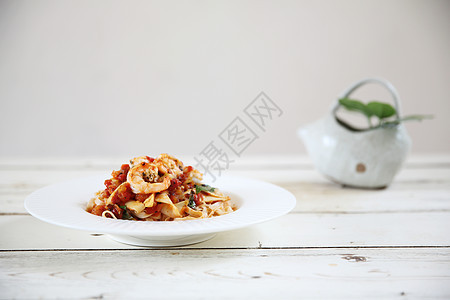 带虾的意大利面条橙子食物烹饪午餐营养木头海鲜贝类香蒜盘子图片