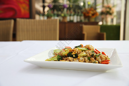 泰国菜炒面 配鸡蛋和猪肉炒锅蔬菜辣椒筷子盘子餐厅胡椒油炸竹子食物图片