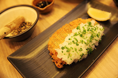日本菜东松和大米美食面包盘子餐厅油炸猪肉面包屑白色午餐蔬菜图片