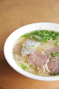 中国面汤午餐蔬菜牛肉美食盘子白色食物拉面饮食肉汤背景图片